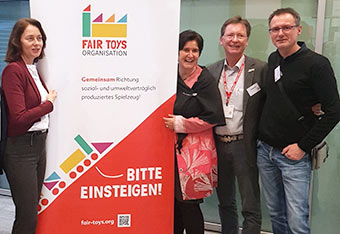 Katarina Barley und Maria Noichl mit Jürgen Bergmann und Maik Pflaum am Stand der Fair Toys Organisation auf der Spielwarenmesse Nürnberg 2020