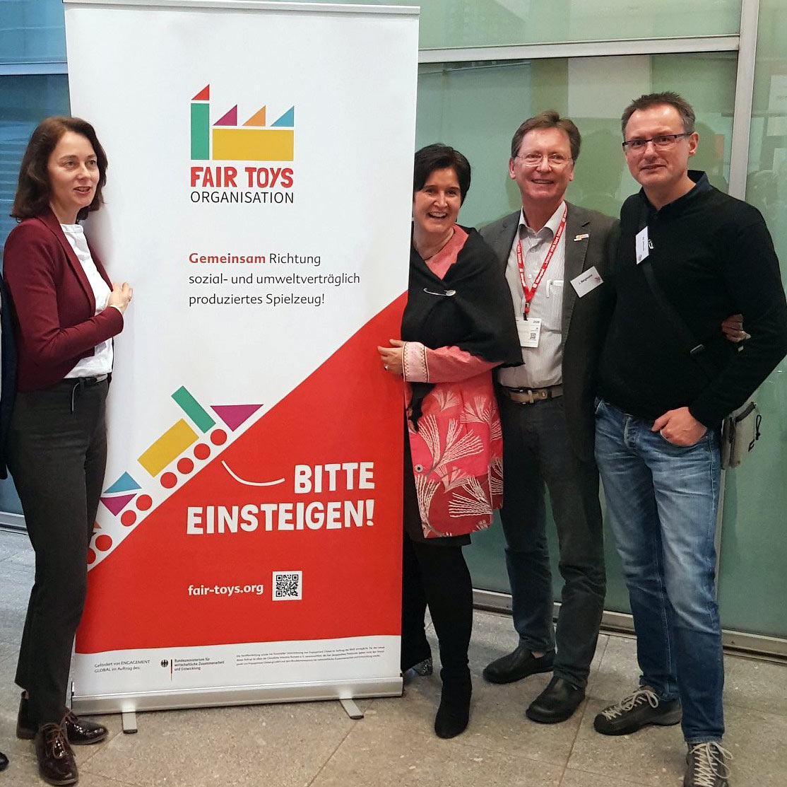 Katarina Barley und Maria Noichl mit Jürgen Bergmann und Maik Pflaum am Stand der Fair Toys Organisation auf der Spielwarenmesse Nürnberg 2020